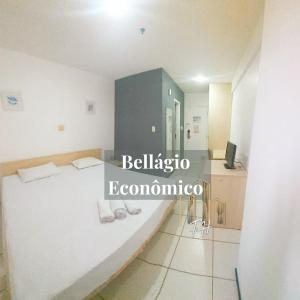 圣路易斯Flat Bellagio - suítes econômicas - Ferreira Hospedagens的卧室配有一张白色大床