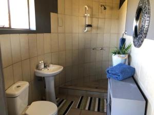 贝拉贝拉Ebenhaeser overnight accomodation的浴室配有盥洗盆、卫生间和浴缸。
