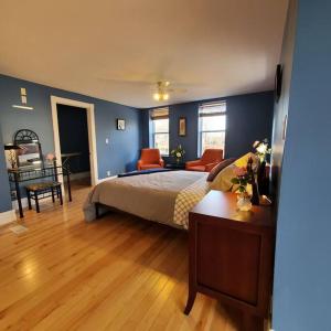 尼亚加拉瀑布Garden 2 Storey House的一间拥有蓝色墙壁的卧室,配有一张床和一张桌子