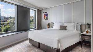 奥克兰奥克兰柯蒂斯朗廷酒店集团 的卧室设有一张白色大床和大窗户