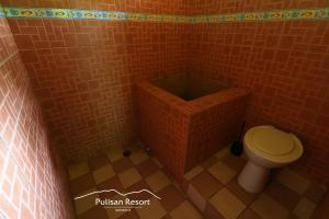 RinondoranPulisan Resort的砖墙内带卫生间的浴室