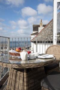 圣莫斯船堡酒店的海景阳台上的桌子