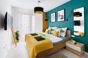 杰尔TELEKI40 Apartman Győr CENTRAL, FREE PARKING, TERRACE的一间卧室配有一张蓝色墙壁的床