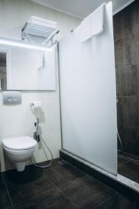 巴统斗兽场码头酒店的一间带卫生间和淋浴间的浴室