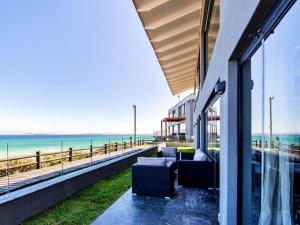 兰格班State of Grey的带阳台的别墅,享有海滩美景