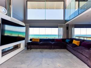 兰格班State of Grey的带沙发和大窗户的客厅