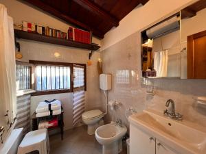 拉帕洛La Baita Di San Massimo的浴室配有白色卫生间和盥洗盆。