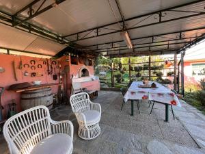 拉帕洛La Baita Di San Massimo的庭院配有桌椅和炉灶。