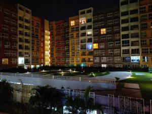 SancoaleGarden View 1 BHK2BR Appt., Rio De Goa TATA Housing的享有大型建筑的夜间景色