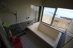 香や野 kayano 海と富士山を一望できる1棟貸し宿 岡田港まで徒歩5分的一间浴室