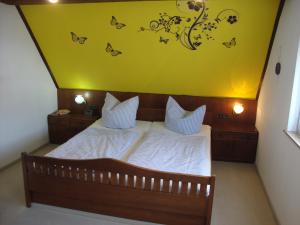 DombühlHaus Reif的卧室配有一张床上的蝴蝶壁床。
