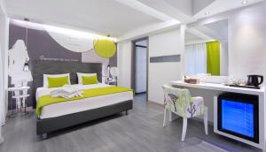 罗德镇塞米勒米斯城市酒店的一间卧室配有一张床、一张书桌和一台电视。