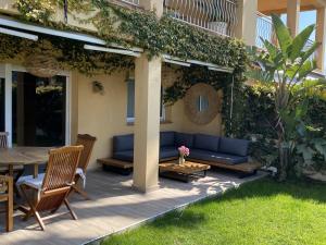 圣佩德罗-德里瓦斯Rocamar Villa Private Pool & 5min to the Beach by Olala Homes的天井配有蓝色的沙发和桌子