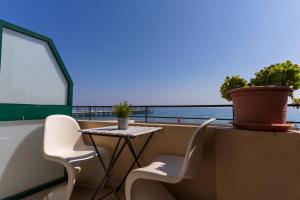 阿拉西奥appartamento fronte mare con terrazzo的阳台配有桌椅