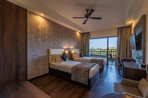 KhilchīpurThe Baagh Ananta Elite Ranthambore的酒店客房设有两张床和一个阳台。