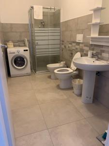 梅莱尼亚诺CASA 8 GIUGNO的浴室配有卫生间、盥洗盆和洗衣机。