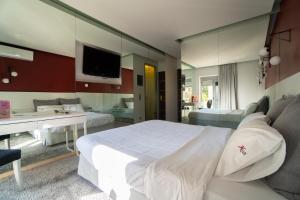 雅典X Dream Hotel-Adults Only的一间带白色大床的卧室和一间浴室