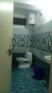 佩林Mandavya homestay的一间带卫生间和水槽的浴室