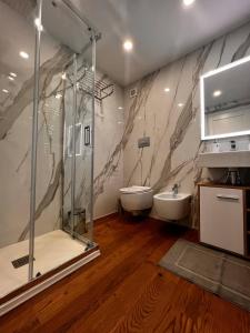 巴勒莫B&B TIVÌTTI的带淋浴、卫生间和盥洗盆的浴室