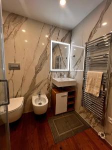 巴勒莫B&B TIVÌTTI的一间带水槽、卫生间和镜子的浴室