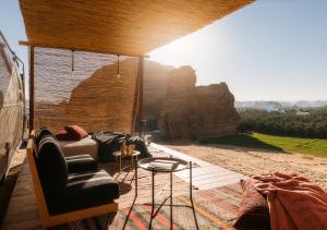 欧拉Caravan by Habitas AlUla的山景客房 - 带一张沙发