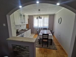 特雷比涅Apartman Andrija的厨房以及带桌椅的用餐室。