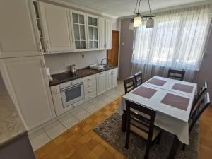 特雷比涅Apartman Andrija的厨房以及带桌椅的用餐室。