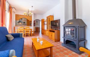 阿尔考辛萨利亚康芬特城堡乡村酒店的客厅配有蓝色的沙发和燃木炉。