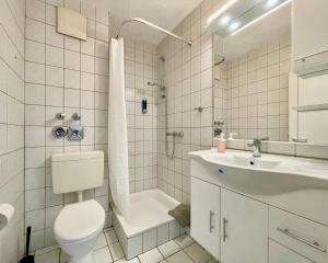奥斯纳布吕克Studios in Osnabrück - Iburger Str. I home2share的白色的浴室设有卫生间和水槽。
