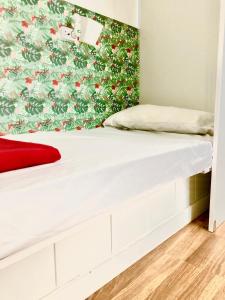 圣克鲁斯-德特内里费Backpackers Las Eras的花卉壁画的房间里一张床位
