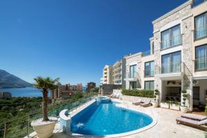 贝西奇Family Lux Apartments - Lemon Garden and Pool的一座游泳池,旁边是一座棕榈树