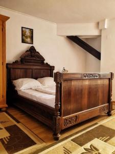 DumbrăveniHOTEL MARION的一间卧室配有一张大木床。
