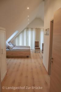 SenhalsAparthotel Layblick的一间卧室,卧室内配有一张床和一把椅子