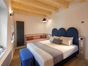 阿科Relais Sant'Anna的一间卧室配有一张大床和蓝色床头板