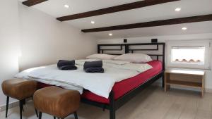 皮兰Piranum Guesthouse with terrace的一间卧室配有一张大床和两把椅子