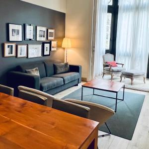 巴塞罗那64号公寓的客厅配有沙发和桌子