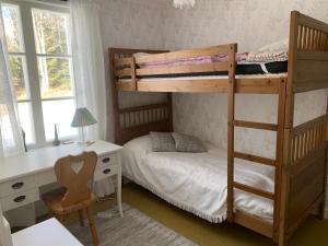 LinsellLinsell nyrenoverad lägenhet的一间卧室配有两张双层床和一张书桌