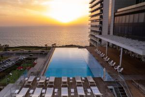 Vert Lagoon Netanya By AFI Hotels内部或周边的泳池