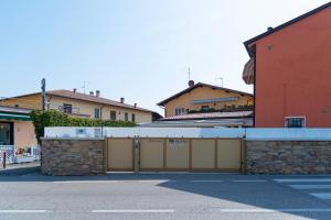 CalmasinoAffittacamere Bardolino的停车场设有围栏,有些建筑