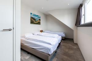 法尔肯堡Group accommodation的白色墙壁客房的两张床