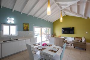 马霍礁Reflection Y 5 Star Villa的厨房以及带桌椅的用餐室。