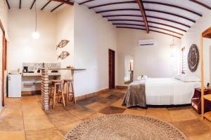 巴拉格兰德Vila Castanheiras的卧室配有一张床和一张桌子