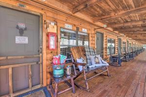 布赖森城The Lodge Nantahala River的小木屋 - 带摇椅和木门廊