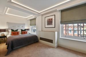 伦敦Hope House Residences by Q Apartments的一间卧室设有一张床和两个窗户。