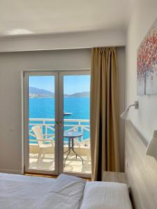 萨兰达Sun N Blue Hotel的一间卧室配有一张床,享有海景