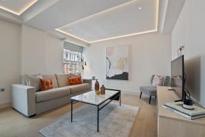 伦敦Hope House Residences by Q Apartments的客厅配有沙发和桌子