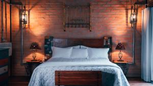 蒙特韦尔迪LaPianta的一间卧室配有一张大床和两盏灯