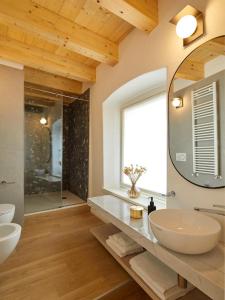 阿科Relais Sant'Anna的一间带水槽、镜子和淋浴的浴室