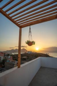 明德卢Amwilla Guesthouse Apartamento Augusta的从房子的阳台上可欣赏到日落美景