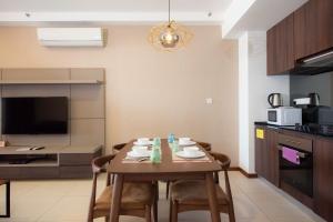 丹绒道光The Landmark Penang的厨房以及带桌椅的用餐室。